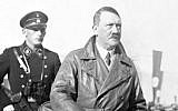 Adolf Hitler avec un de ses valets d'avant-guerre, Karl Wilhelm Krause. (Domaine public)