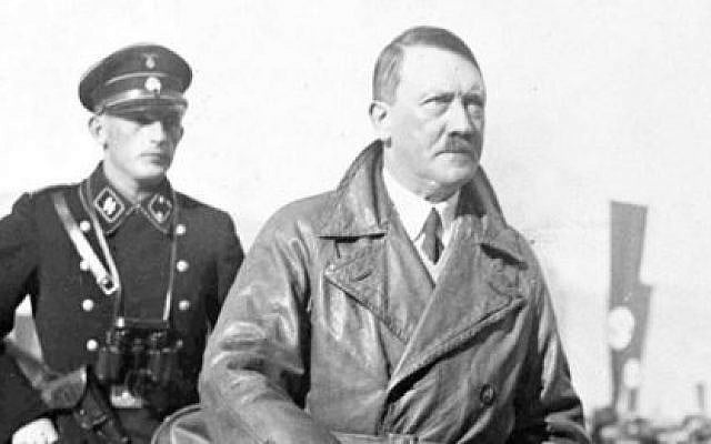 Adolf Hitler avec un de ses valets d'avant-guerre, Karl Wilhelm Krause. (Domaine public)