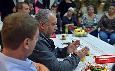 Le ministre de la Défense Avigdor Liberman s'adresse aux habitants de la périphérie de Gaza au kibboutz Kerem Shalom, le 26 octobre 2018 (Crédit : Ariel Hermoni/ ministère de la Défense)