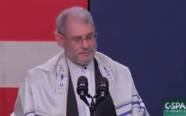 Le "rabbin" Loren Jacobs, de la congrégation Shema Yisrael de Bloomfield Hills, prie en hommage aux victimes de la fusillade Pittsburgh,, durant un meeting des républicains à Oakland County, le 29 octobre 2018. (Crédit : capture d'écran) Le "rabbin" Loren Jacobs, de la congrégation Shema Yisrael de Bloomfield Hills, prie en hommage aux victimes de la fusillade Pittsburgh,, durant un meeting des républicains à Oakland County, le 29 octobre 2018. (Crédit : capture d'écran)