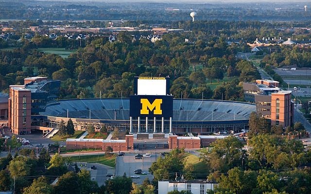 Vue aérienne du Michigan Stadium au lever du soleil sur le campus de l'Université du Michigan. (Crédit : Université du Michigan/Flickr via JTA) Vue aérienne du Michigan Stadium au lever du soleil sur le campus de l'Université du Michigan. (Crédit : Université du Michigan/Flickr via JTA)