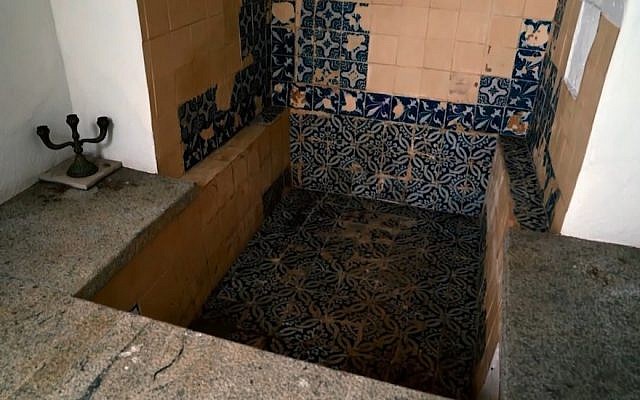 Un bain rituel du 17e siècle de Pelourinho, dans le centre historique de Salvador, la capitale de l'Etat de Bahia, au nord-est du Brésil. (Crédit : capture d'écran TV Bahia)