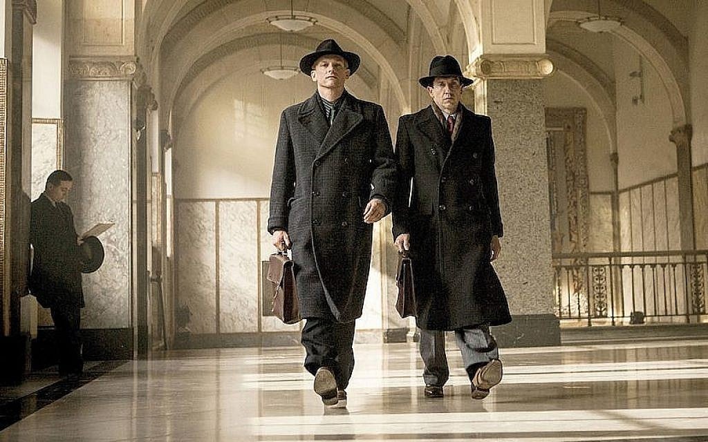 Barry Atsma, à gauche, et Jacob Derwig dans les rôles respectifs de Walraven et Gijs van Hall dans "Le banquier de la résistance (Crédit : Dutch FilmWorks/via JTA)