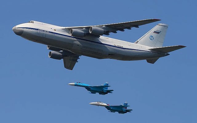 Un avion An-124 100 photographié en mai 2010 lors d'une parade de la Journée de la victoire à Moscou (Crédit :  Wikimedia, Sergey Kustov, CC BY-SA 3.0)