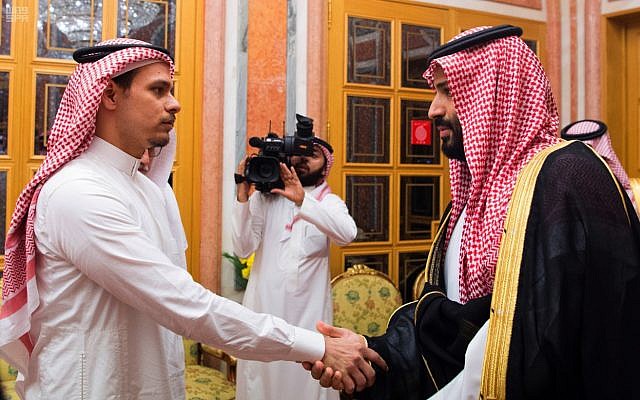 Le prince héritier Mohammed ben Salmane, à droite, serre la main de Salah Khashoggi, fils de Jamal Khashoggi, à Ryad, le 23 ocotobre 2018. (Crédit : Agence de presse saoudienne SPA via AP)