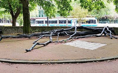 Ce monument à Amsterdam commémore Walraven van Hall. (Crédit : Wikimedia Commons/via JTA)