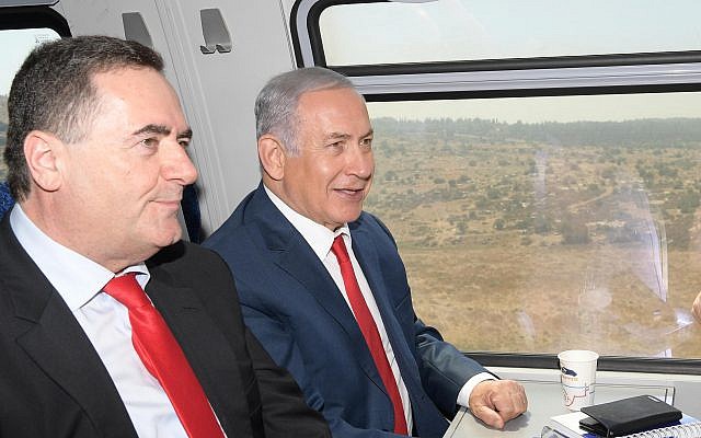 Le Premier ministre Benjamin Netanyahu (à droite) et le ministre des Transports et de l'Information Yisrael Katz inaugurent le train à grande vitesse entre Jérusalem et l'aéroport Ben Gurion le 20 septembre 2018. (Amos Ben-Gershom / GPO) Le Premier ministre Benjamin Netanyahu (à droite) et le ministre des Transports et de l'Information Yisrael Katz inaugurent le train à grande vitesse entre Jérusalem et l'aéroport Ben Gurion le 20 septembre 2018. (Amos Ben-Gershom / GPO)