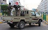 Des combattants yéménites progouvernement soutenus par l'Arabie saoudite et les Emirats arabes unis patrouilles dans les rues d'Aden, le 11 juin 2018. (Crédit : AFP PHOTO / Saleh Al-OBEIDI)