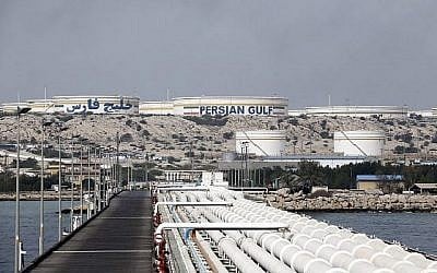 Une installation pétrolière iranienne sur l'île de Kharg, sur la côte du golfe Persique, sur une photo du 12 mars 2017. (Crédit : Atta Kenare/AFP)