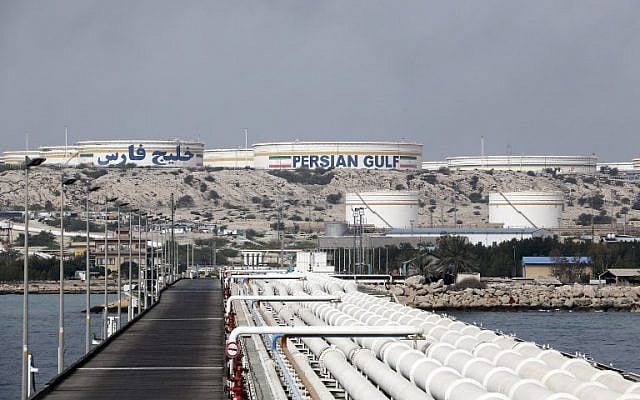 Une installation pétrolière iranienne sur l'île de Kharg, sur la côte du golfe Persique, sur une photo du 12 mars 2017. (Crédit : Atta Kenare/AFP) Une installation pétrolière iranienne sur l'île de Kharg, sur la côte du golfe Persique, sur une photo du 12 mars 2017. (Crédit : Atta Kenare/AFP)