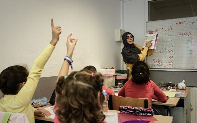 Une enseignante donne cours de langue arabe à l'Institut Lissane, une école privée au Kremlin-Bicêtre, le 3 ocotbre 2018. (Crédit :Philippe LOPEZ / AFP) Une enseignante donne cours de langue arabe à l'Institut Lissane, une école privée au Kremlin-Bicêtre, le 3 ocotbre 2018. (Crédit :Philippe LOPEZ / AFP)