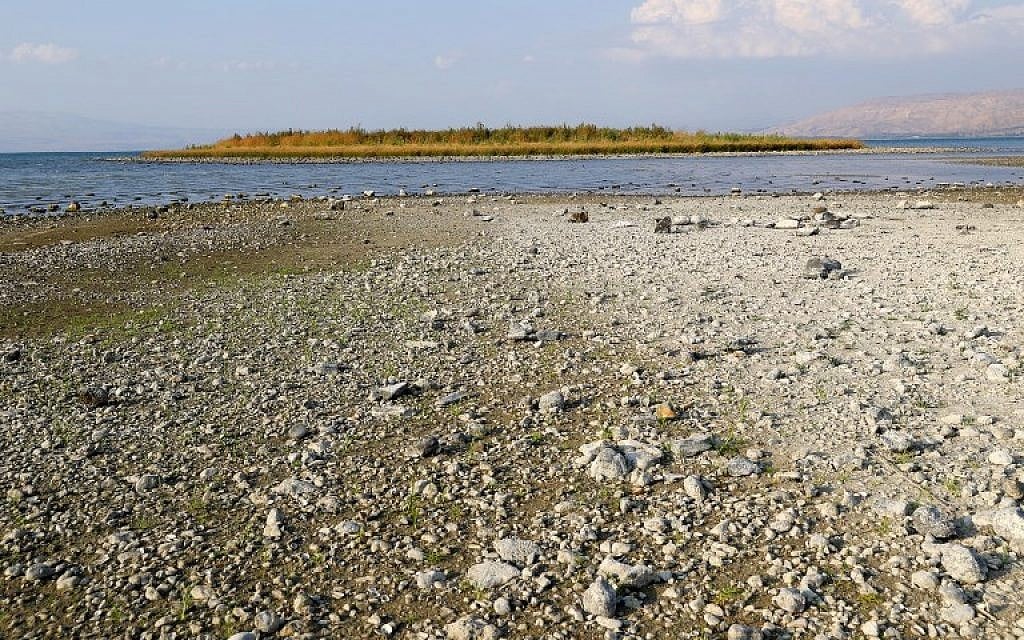 Photo prise le 8 octobre depuis le kibboutz Ein Guev. on voit une île dans le lac de Tibériade, qui est apparue à cause d'une baisse de niveau de l'eau, attribuée à une surexploitation des ressources. (Crédit : JACK GUEZ / AFP)