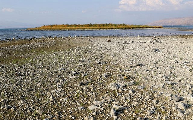 Photo prise le 8 octobre depuis le kibboutz Ein Guev. on voit une île dans le lac de Tibériade, qui est apparue à cause d'une baisse de niveau de l'eau, attribuée à une surexploitation des ressources. (Crédit : JACK GUEZ / AFP)