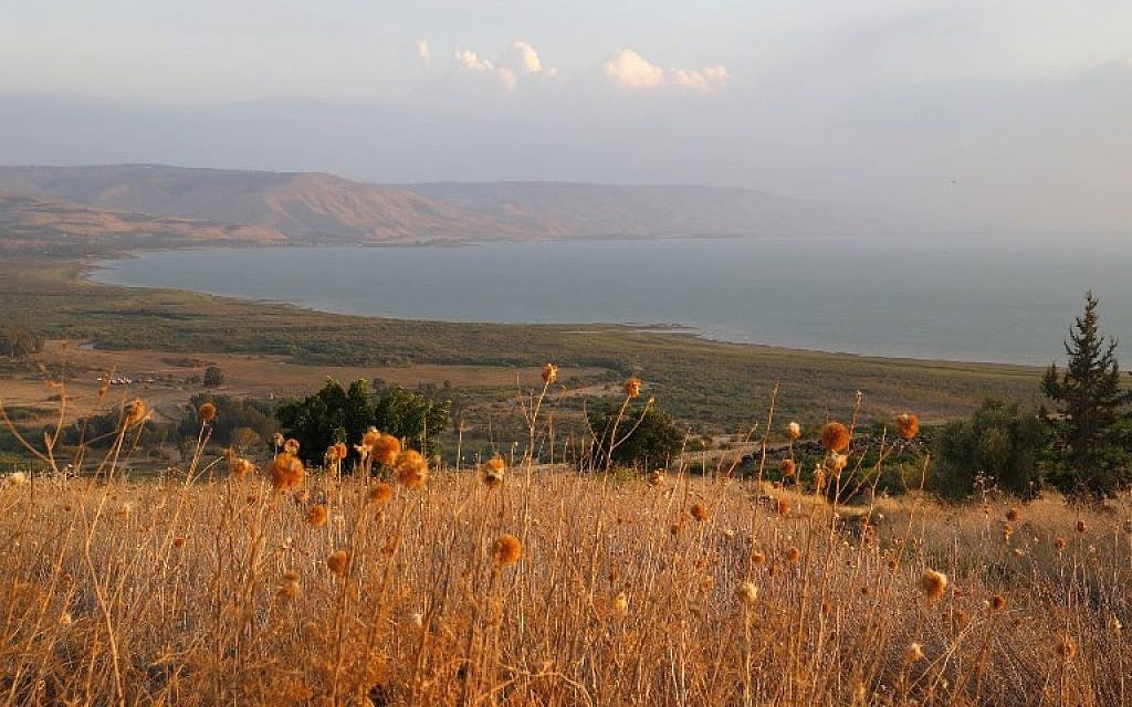 Le lac de Tibériade, vu depuis le kibboutz Chorazime, le 8 ocotbre 2018. (Crédit : AFP/Jak Guez)