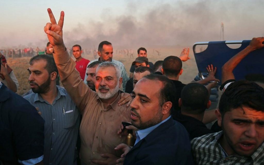 Le chef du Hamas à Gaza, Ismaïl Haniyeh, fait le V de la victoire sur la frontière entre Israël et la bande de Gaza, à l'est de Gaza City, le 12 octobre 2018 (Crédit : SAID KHATIB / AFP)