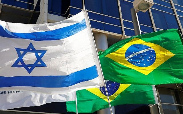 Les drapeaux israélien et brésilien flottent devant les bureaux qui abritent l'ambassade du Brésil à Tel Aviv, le 28 octobre 2018; (Crédit : JACK GUEZ / AFP) Les drapeaux israélien et brésilien flottent devant les bureaux qui abritent l'ambassade du Brésil à Tel Aviv, le 28 octobre 2018; (Crédit : JACK GUEZ / AFP)