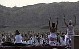 Des yogis, israéliens et étrangers, participent au festival annuel de yoga d'Arava dans le secteur des anciennes mines de cuivre dans la vallée de Timna, dans la région d'Arava, dans le sud d'Israël, le 2 novembre 2018 (Crédit : MENAHEM KAHANA / AFP)