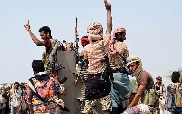 Des forces yéménites progouvernementales
sur une autoroute à l'est de Hodeida pour reprendre contrôle de la ville, aux mains des Houthis, le 6 novembre 2018. (Crédit :  AFP)