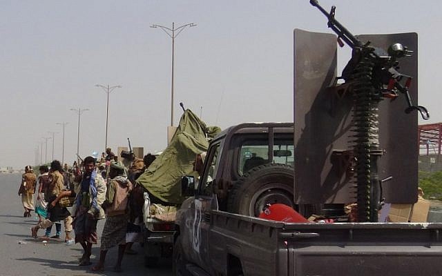 Des forces yéménites progouvernementales
sur une autoroute à l'est de Hodeida pour reprendre contrôle de la ville, aux mains des Houthis, le 8 novembre 2018. (Crédit : Khaled Ziad / AFP) Des forces yéménites progouvernementales
sur une autoroute à l'est de Hodeida pour reprendre contrôle de la ville, aux mains des Houthis, le 8 novembre 2018. (Crédit : Khaled Ziad / AFP)