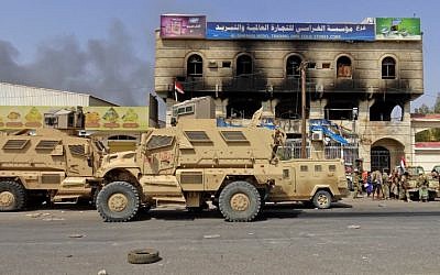 Des forces yéménites progouvernementales
sur une autoroute à l'est de Hodeida pour reprendre contrôle de la ville, aux mains des Houthis, le 8 novembre 2018. (Crédit : Khaled Ziad / AFP)