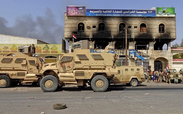 Des forces yéménites progouvernementales
sur une autoroute à l'est de Hodeida pour reprendre contrôle de la ville, aux mains des Houthis, le 8 novembre 2018. (Crédit : Khaled Ziad / AFP) Des forces yéménites progouvernementales
sur une autoroute à l'est de Hodeida pour reprendre contrôle de la ville, aux mains des Houthis, le 8 novembre 2018. (Crédit : Khaled Ziad / AFP)