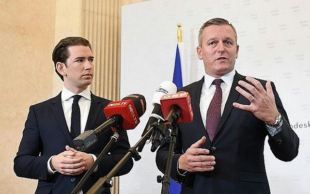 Le chancelier autrichien Sebastian Kurz, à gauche, et le ministre de la Défense Mario Kunasek pendant une conférence de presse à Vienne, le 9 novembre 2018. (Crédit : Helmut Fohringer/APA/AFP) Le chancelier autrichien Sebastian Kurz, à gauche, et le ministre de la Défense Mario Kunasek pendant une conférence de presse à Vienne, le 9 novembre 2018. (Crédit : Helmut Fohringer/APA/AFP)