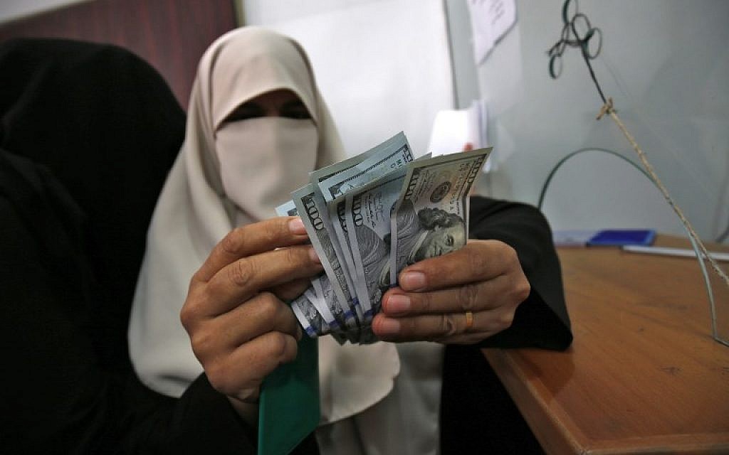 Une Palestinienne compte son argent après avoir reçu son salaire à Rafah, dans le sud de la bande de Gaza, le 9 novembre 2018. (Said Khatib/AFP) Une Palestinienne compte son argent après avoir reçu son salaire à Rafah, dans le sud de la bande de Gaza, le 9 novembre 2018. (Said Khatib/AFP)