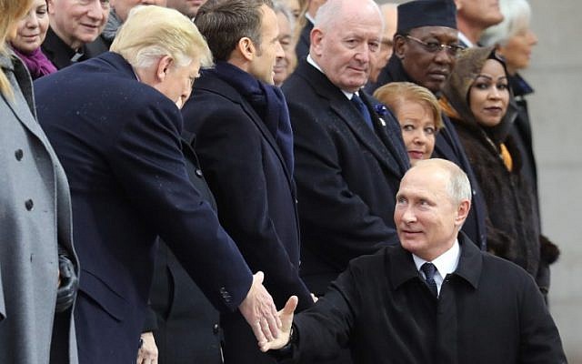 Poignée de mains entre le président russe Vladimir Poutine et son homologue américain Donald Trump, à l'Arc de Triomphe à l'occasion des cérémonies du centenaire de la Première guerre mondiale., le 11 novembre 2018. (Crédit : Ludovic MARIN / POOL / AFP) Poignée de mains entre le président russe Vladimir Poutine et son homologue américain Donald Trump, à l'Arc de Triomphe à l'occasion des cérémonies du centenaire de la Première guerre mondiale., le 11 novembre 2018. (Crédit : Ludovic MARIN / POOL / AFP)