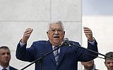 Le président de l'Autorité palestinienne, Mahmoud Abbas, prononce un discours après avoir déposé une couronne de fleurs sur la tombe de l'ancien dirigeant palestinien Yasser Arafat à Ramallah, en Cisjordanie, le 11 novembre 2018. (Crédit : Abbas Momani/AFP)