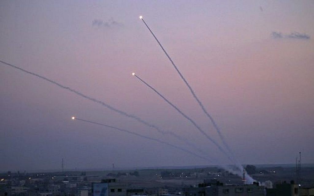 Des missiles sont lancés vers Israël depuis la bande de Gaza le 12 novembre 2018. (Crédit : Said KHATIB / AFP)
