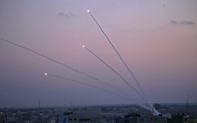 Des missiles sont lancés vers Israël depuis la bande de Gaza le 12 novembre 2018. (Crédit : Said KHATIB / AFP) Des missiles sont lancés vers Israël depuis la bande de Gaza le 12 novembre 2018. (Crédit : Said KHATIB / AFP)