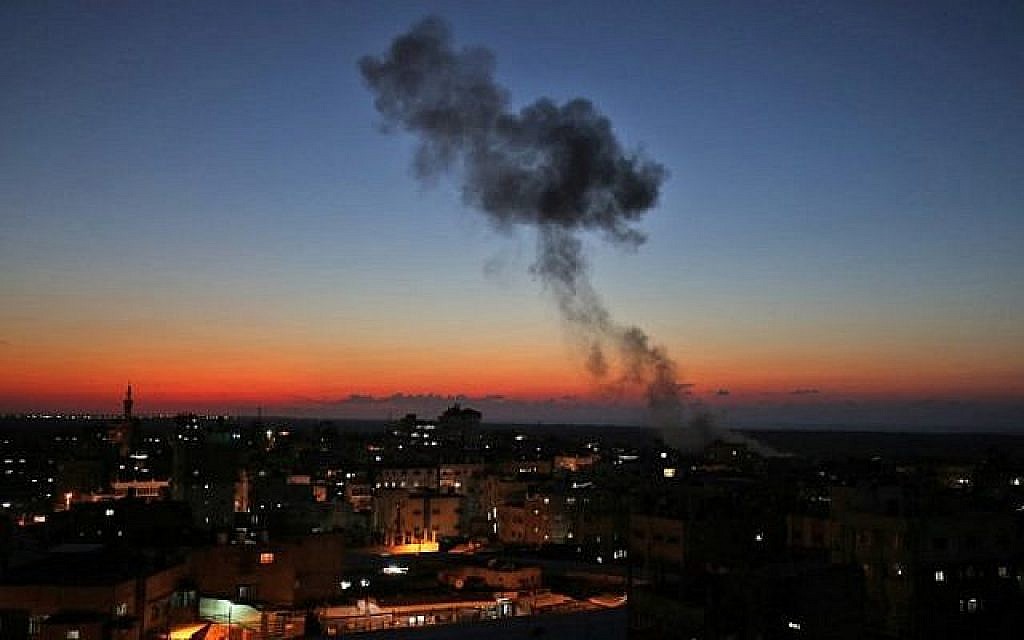 De la fumée s'échappe après les frappes aériennes israéliennes visant Rafah dans le sud de la bande de Gaza, près de la frontière avec l'Égypte, le 12 novembre 2018. (Crédit : SAID KHATIB / AFP)