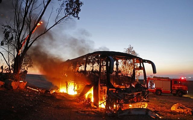 Un autobus incendié après avoir été touché par une roquette tirée depuis la bande de Gaza, à la frontière entre Israël et Gaza, près du kibboutz de Kfar Aza, le 12 novembre 2018. (Crédit : Menahem KAHANA / AFP) Un autobus incendié après avoir été touché par une roquette tirée depuis la bande de Gaza, à la frontière entre Israël et Gaza, près du kibboutz de Kfar Aza, le 12 novembre 2018. (Crédit : Menahem KAHANA / AFP)