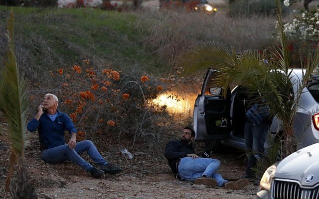 Des Israéliens se mettent à l'abri alors que des roquettes sont tirées depuis la bande de Gaza, dans la ville de Sderot, dans le sud d'Israël, le 12 novembre 2018. (Crédit : Jack GUEZ / AFP) Des Israéliens se mettent à l'abri alors que des roquettes sont tirées depuis la bande de Gaza, dans la ville de Sderot, dans le sud d'Israël, le 12 novembre 2018. (Crédit : Jack GUEZ / AFP)