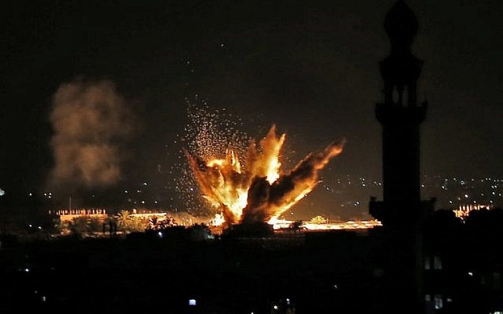 Incendie et fumée après des attaques aériennes israéliennes visant Rafah dans le sud de la bande de Gaza, près de la frontière avec l'Égypte, le 12 novembre 2018. (Crédit : Saïd KHATIB / AFP)