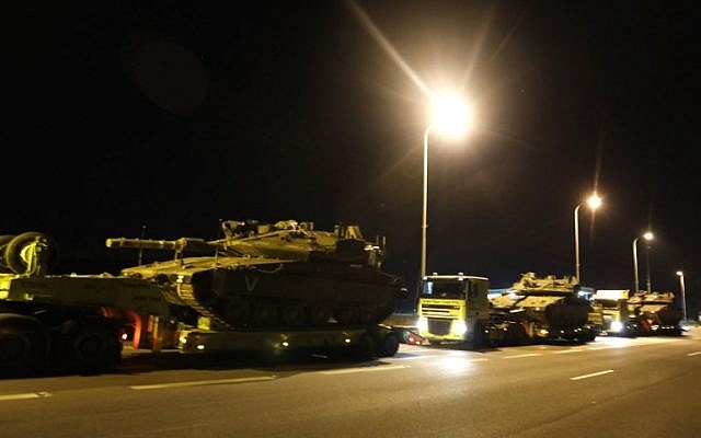 Une photo prise le 12 novembre 2018 montre un convoi de chars israéliens sur une autoroute près de la ville de Sdérot dans le sud d'Israël (Crédit : Menahem KAHANA / AFP) Une photo prise le 12 novembre 2018 montre un convoi de chars israéliens sur une autoroute près de la ville de Sdérot dans le sud d'Israël (Crédit : Menahem KAHANA / AFP)