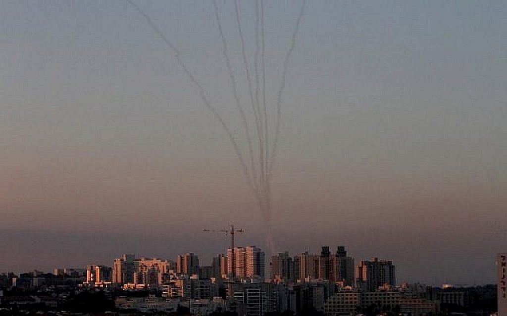 Des missiles du système de défense anti-aérienne du Dôme de fer dans le sud d’Israël détruisent les missiles arrivant au-dessus d’Ashkelon, tirés depuis la bande de Gaza le 13 novembre 2018. (Crédit : GIL COHEN-MAGEN / AFP)