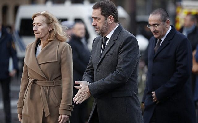 Laurent Nuñez (à droite) avec la ministre de la Justice Nicole Belloubet (g.), et le ministre de l'Intérieur Christophe Castaner arrivant au dévoilement de la plaque commémorative près du bar Le Carillon bar et du restaurant à Paris pour marquer le 3e anniversaire des attaques de novembre 2015, le 13 novembre dernier à Paris (Crédit: BENOIT TESSIER / POOL / AFP) Laurent Nuñez (à droite) avec la ministre de la Justice Nicole Belloubet (g.), et le ministre de l'Intérieur Christophe Castaner arrivant au dévoilement de la plaque commémorative près du bar Le Carillon bar et du restaurant à Paris pour marquer le 3e anniversaire des attaques de novembre 2015, le 13 novembre dernier à Paris (Crédit: BENOIT TESSIER / POOL / AFP)