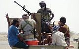 Les forces pro-gouvernementales yéménites se sont rassemblées dans une rue de la banlieue est de Hodeida le 13 novembre 2018, alors qu'elles continuaient à se battre pour le contrôle de la ville par les rebelles houthis. (Crédit : STRINGER / AFP)