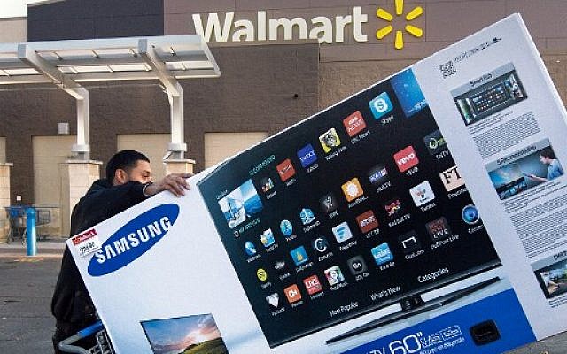 Sur cette photo prise le 28 novembre 2014, Umer Gonzalez, adepte des soldes du Black Friday, emporte son téléviseur grand écran Samsung acheté dans un Walmart à Fairfax, en Virginie. (Photo par Paul J. RICHARDS / AFP) Sur cette photo prise le 28 novembre 2014, Umer Gonzalez, adepte des soldes du Black Friday, emporte son téléviseur grand écran Samsung acheté dans un Walmart à Fairfax, en Virginie. (Photo par Paul J. RICHARDS / AFP)