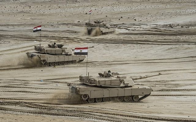 Des chars égyptiens participent aux exercices militaires du Bouclier arabe dans la base militaire du gouvernorat de Matrouh Mohamed Naguib, au nord-ouest de la capitale du Caire, le 15 novembre 2018. (Crédit : Khaled DESOUKI / AFP) Des chars égyptiens participent aux exercices militaires du Bouclier arabe dans la base militaire du gouvernorat de Matrouh Mohamed Naguib, au nord-ouest de la capitale du Caire, le 15 novembre 2018. (Crédit : Khaled DESOUKI / AFP)