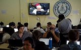 Des journalistes assistent au jugement de l'ancien chef Khmer Rouge Khieu Samphan, retransmis sur vidéo, dans un tribunal du Cambodge, le 16 novembre 2018. (Crédit : TANG CHHIN Sothy / AFP)