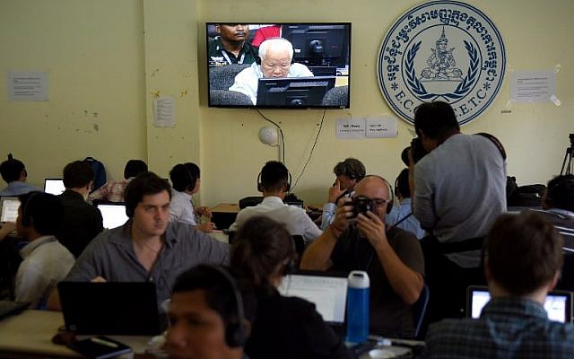Des journalistes assistent au jugement de l'ancien chef Khmer Rouge Khieu Samphan, retransmis sur vidéo, dans un tribunal du Cambodge, le 16 novembre 2018. (Crédit : TANG CHHIN Sothy / AFP) Des journalistes assistent au jugement de l'ancien chef Khmer Rouge Khieu Samphan, retransmis sur vidéo, dans un tribunal du Cambodge, le 16 novembre 2018. (Crédit : TANG CHHIN Sothy / AFP)
