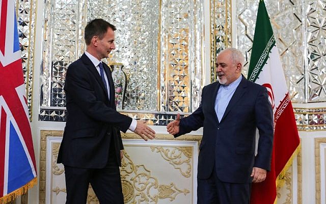 Le chef de la diplomatie iranienne Mohammad Javad Zarif reçoit son homologue britannique  Jeremy Hunt à Téhéran, le 19 novembre, 2018. (Crédit : ATTA KENARE / AFP)