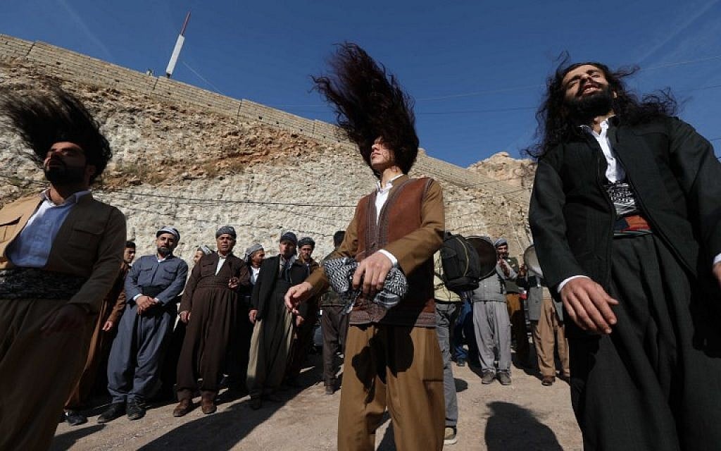 Des soufis du Kurdistan irakien prennent part aux cérémonies à l'occasion de l'anniversaire de la naissance du prophète Mohammed, à Akra, le 19 novembre 2018. (Crédit : SAFIN HAMED / AFP)