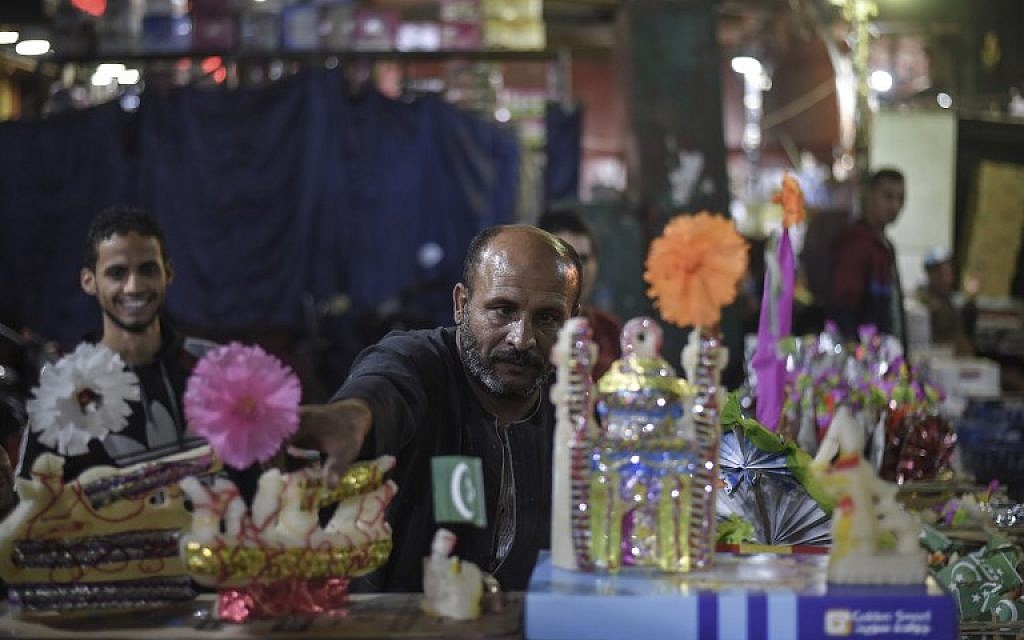 Les Egyptiens achètent des confiseries pour les cérémonies à l'occasion de l'anniversaire de la naissance du prophète Mohammed, au Caire, le 19 novembre 2018. (Crédit : Mohamed el-Shahed / AFP)