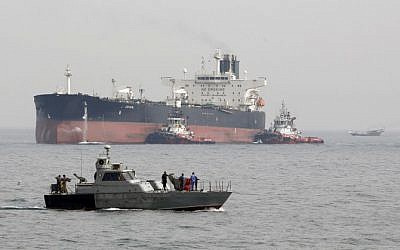 (ARCHIVES) Photo prise le 12 mars 2017 : un navire militaire iranien patrouille pendant qu'un pétrolier s'apprête à accoster au large d'une plate-forme pétrolière. (Crédit : ATTA KENARE / AFP)
