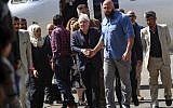 Martin Griffiths (au centre),émissaire de l'ONU au Yémén arrive à l'aéroport international de Sanaa, le 21 novembre 2018. (Crédit : MOHAMMED HUWAIS / AFP)