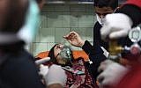 Une femme syrienne soignée à l'hôpital d'Alep après une attaque à l'arme chimique que les autorités ont imputé aux rebelles, le 24 novembre 2018. (Crédit : George OURFALIAN / AFP)