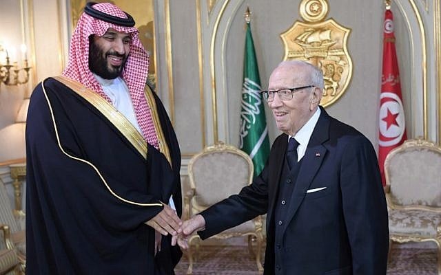 Le président tunisien Beji Caid Essebsi (à droite) reçoit le prince héritier saoudien Mohammed ben Salmane au palais présidentiel de Carthage, le 27 novembre, 2018. (Crédit : FETHI BELAID / AFP) Le président tunisien Beji Caid Essebsi (à droite) reçoit le prince héritier saoudien Mohammed ben Salmane au palais présidentiel de Carthage, le 27 novembre, 2018. (Crédit : FETHI BELAID / AFP)
